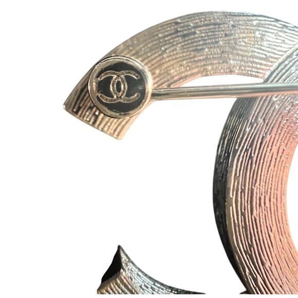 Chanel Brushed Gold and Baguette Crystal Brooch Spring/Summer 2024 (CCXX009) - Picture 4 of 5